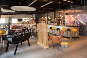 un ristorante con bar con tavolo e sedie di Ibis Madrid Fuenlabrada a Fuenlabrada