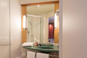 a bathroom with a green sink and a mirror at Ibis Madrid Fuenlabrada in Fuenlabrada +91 photos