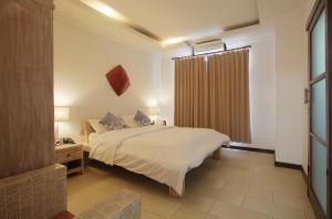 Una habitación de hotel con una cama y una ventana. en The Studio, en Seminyak 45 fotos más
