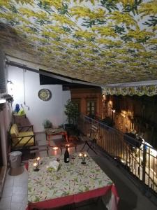 ピアッツァ・アルメリーナにあるZù Mariu B&Bの花の天井とテーブルが備わる部屋