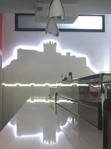 貝爾蘭加德杜埃羅的住宿－德貝蘭加鄉村別墅酒店，墙上设有一张桌子和灯