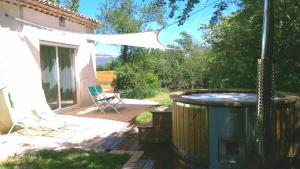 una bañera de hidromasaje en el patio trasero de una casa en Spa Cabanon de Charme - Le Garagaï, en Meyreuil