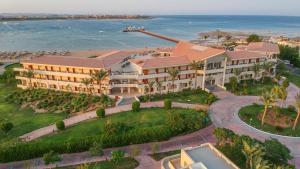 赫尔格达Cleopatra Luxury Beach Resort Makadi Bay - Adults only的度假村的鸟瞰图，背景是大海