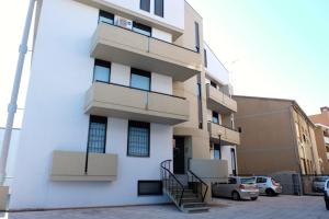 un edificio con balconi sui lati di Azzurra Casa Vacanze a Vasto