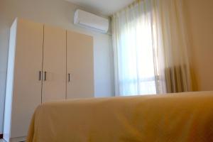 una camera da letto con un letto e una finestra di Azzurra Casa Vacanze a Vasto