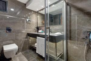Ett badrum på Hay Hotel Alsancak