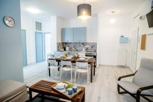 Central new home with 3 bedrooms, A/C and balconyにあるレストランまたは飲食店