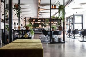 une salle avec un bar avec des plantes et des tables dans l'établissement Mooirivier, à Dalfsen