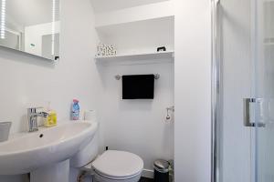 Un baño blanco con lavabo e inodoro. en Eastdene Guest House, en Inverness