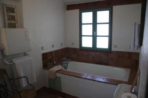 baño con bañera y ventana en Cuq en Terrasses, en Cuq-Toulza