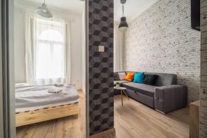 Posteľ alebo postele v izbe v ubytovaní Susan Apartment near Blaha Lujza Square + 17 fotografií