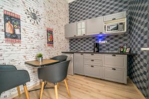 Kuchyňa alebo kuchynka v ubytovaní Susan Apartment near Blaha Lujza Square