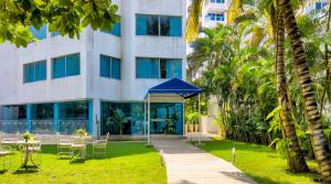 un edificio con palmeras delante en Hotel Oceania Cartagena, en Cartagena de Indias