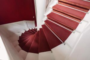 a red and white staircase leading to a red and white staircase at Central Hotel bel étage in Hamburg
