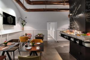 A restaurant or other place to eat at Navona Street Hotel
