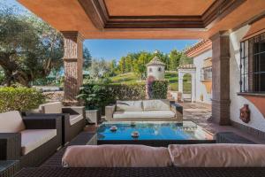 patio esterno con divano e tavolo di Authentic Andalucia a Marbella