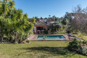 una casa con piscina in un cortile di Authentic Andalucia a Marbella