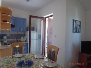 Kuchyňa alebo kuchynka v ubytovaní Apartmani MW, Plavi apartman