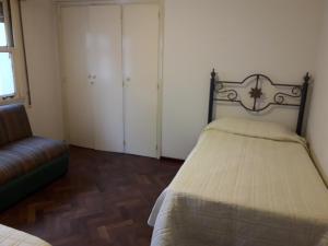 1 dormitorio con 1 cama y 1 sofá en Departamento muy amplio en excelente ubicación en Mendoza