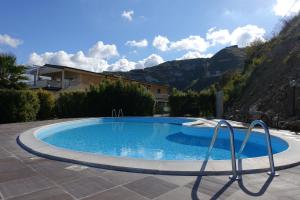 Bazén v ubytování Terrazzo A7 nebo v jeho okolí
