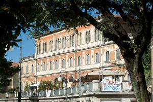 un gran edificio de ladrillo con un cartel delante en Hotel Iris, en Perugia