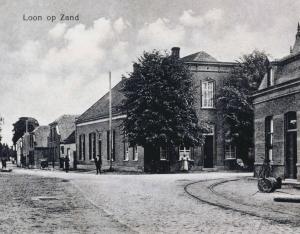une ancienne photo en noir et blanc d'un bâtiment dans l'établissement B&B Het Voorhuis, à Loon op Zand