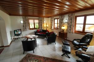 - un salon avec des fauteuils en cuir et une table dans l'établissement Haus Franz by ISA AGENTUR, à Bad Kleinkirchheim