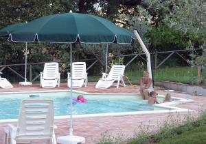 The swimming pool at or close to Agriturismo Il Poggiolo