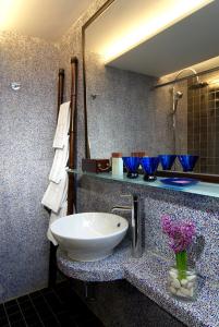 La salle de bains est pourvue d'un lavabo et d'un miroir. dans l'établissement Lan Kwai Fong Hotel - Kau U Fong, à Hong Kong