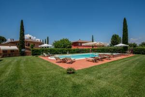 Bazén v ubytování Agriturismo Podere La Rocca nebo v jeho okolí