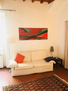 - un salon avec un canapé et un tableau mural dans l'établissement Gino's place, à Florence