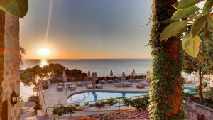 Бассейн в Hoposa Costa D'or - Adults Only или поблизости