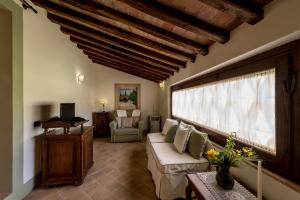- un salon avec un canapé et une fenêtre dans l'établissement Agriturismo Podere La Rocca, à Abbadia di Montepulciano