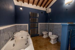 Koupelna v ubytování Agriturismo Podere La Rocca