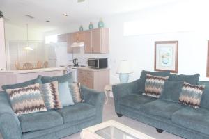 a living room with two couches and a kitchen at Water Oak IR700 in Orlando