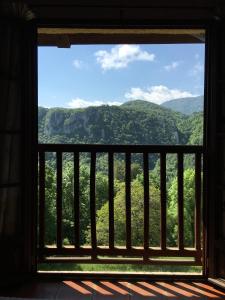 una ventana con vistas a las montañas en Gite de Serrelongue, en Montségur
