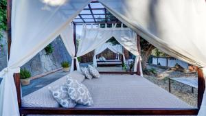 Кровать или кровати в номере Hoposa Costa D'or - Adults Only