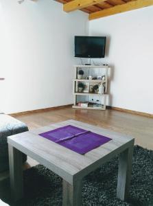 a living room with a purple rug on a table at Apartman pod Kalváriou - rodinný dom in Banská Štiavnica