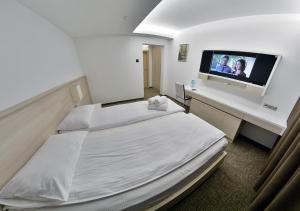 a hotel room with a bed and a flat screen tv at Apartment OneClickRent_05 - Smart House in Chişinău