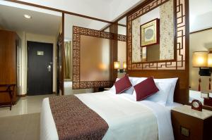 A bed or beds in a room at Lan Kwai Fong Hotel - Kau U Fong