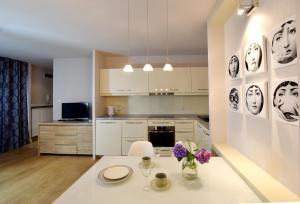 Kuchnia lub aneks kuchenny w obiekcie Piłsudskiego In City Apartments