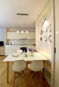 Kuchnia lub aneks kuchenny w obiekcie Piłsudskiego In City Apartments