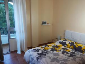 1 dormitorio con cama y ventana en Asomadilla by #cherrygredos, en El Arenal
