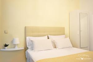 Uma cama ou camas num quarto em Alecrim Rosmaninho Guest House