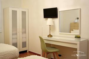 Uma televiso e/ou sistema de entretenimento em Alecrim Rosmaninho Guest House