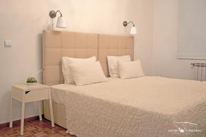 Uma cama ou camas num quarto em Alecrim Rosmaninho Guest House