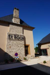 un edificio con una señal de mortero st roch en él en Hôtel Saint-Roch, The Originals Relais en Saint-Ybard