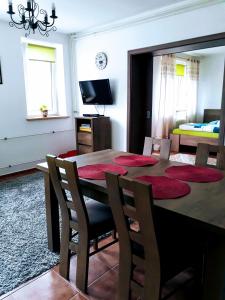 uma sala de jantar com uma mesa e um quarto em Apartment Marta em Lipno nad Vltavou