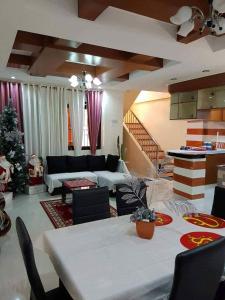 sala de estar con sofá y mesa en una habitación en Mary Chiang Baguio Transient House en Baguio