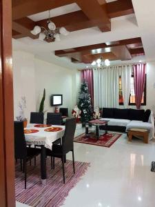 Posezení v ubytování Mary Chiang Baguio Transient House + 34 fotografií